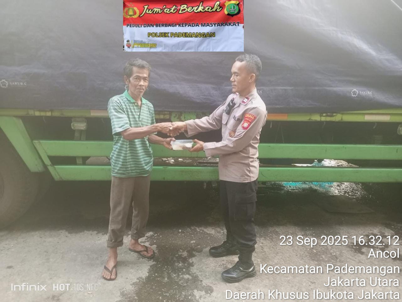 Polsek Pademangan Gelar Jumat Berkah, Bagikan Puluhan Nasi Kotak ke Warga Ancol
