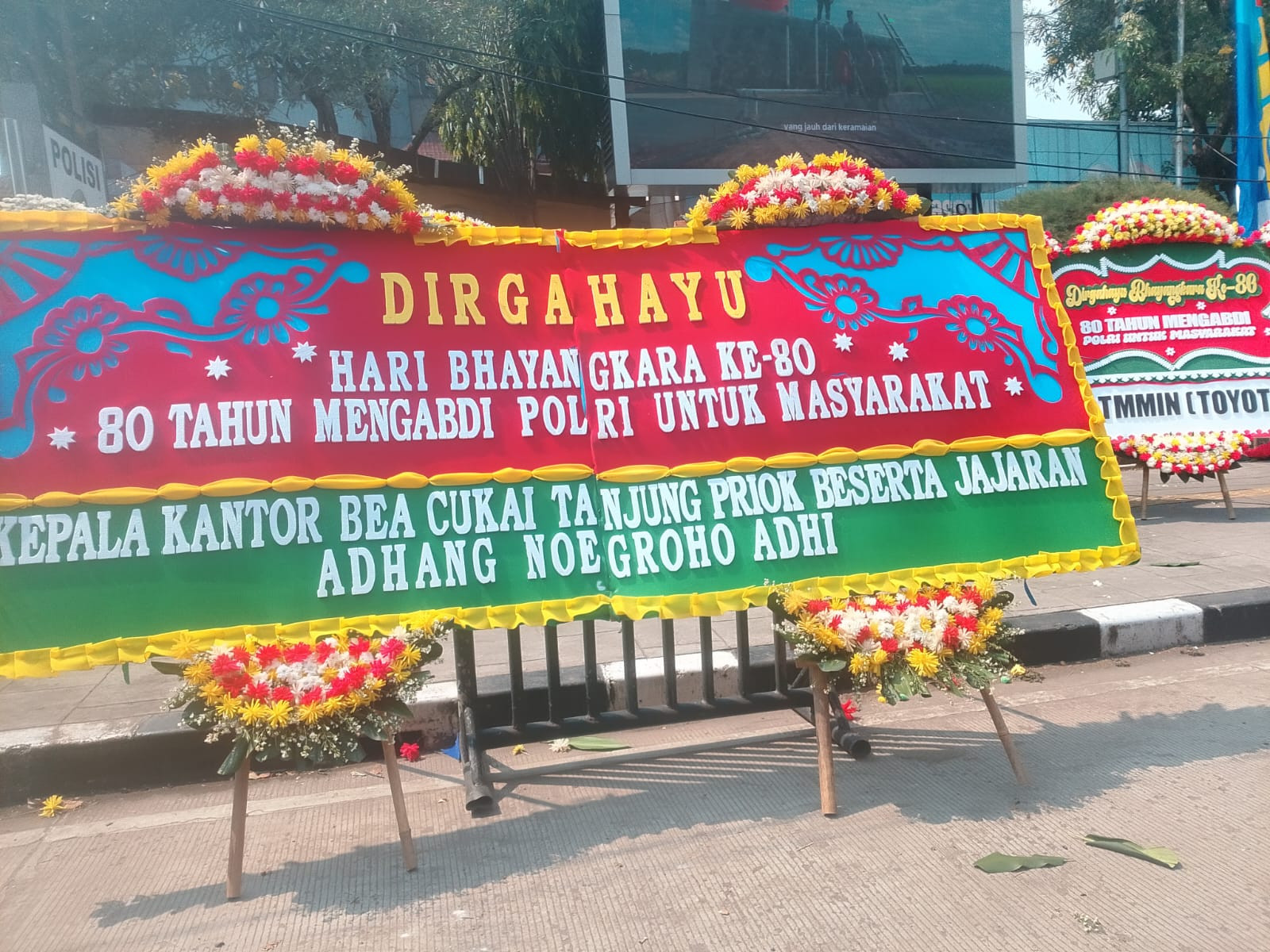 Polres Metro Jakarta Utara Dipenuhi Karangan Bunga HUT Bhayangkara ke-80, Simbol Kepercayaan Masyarakat