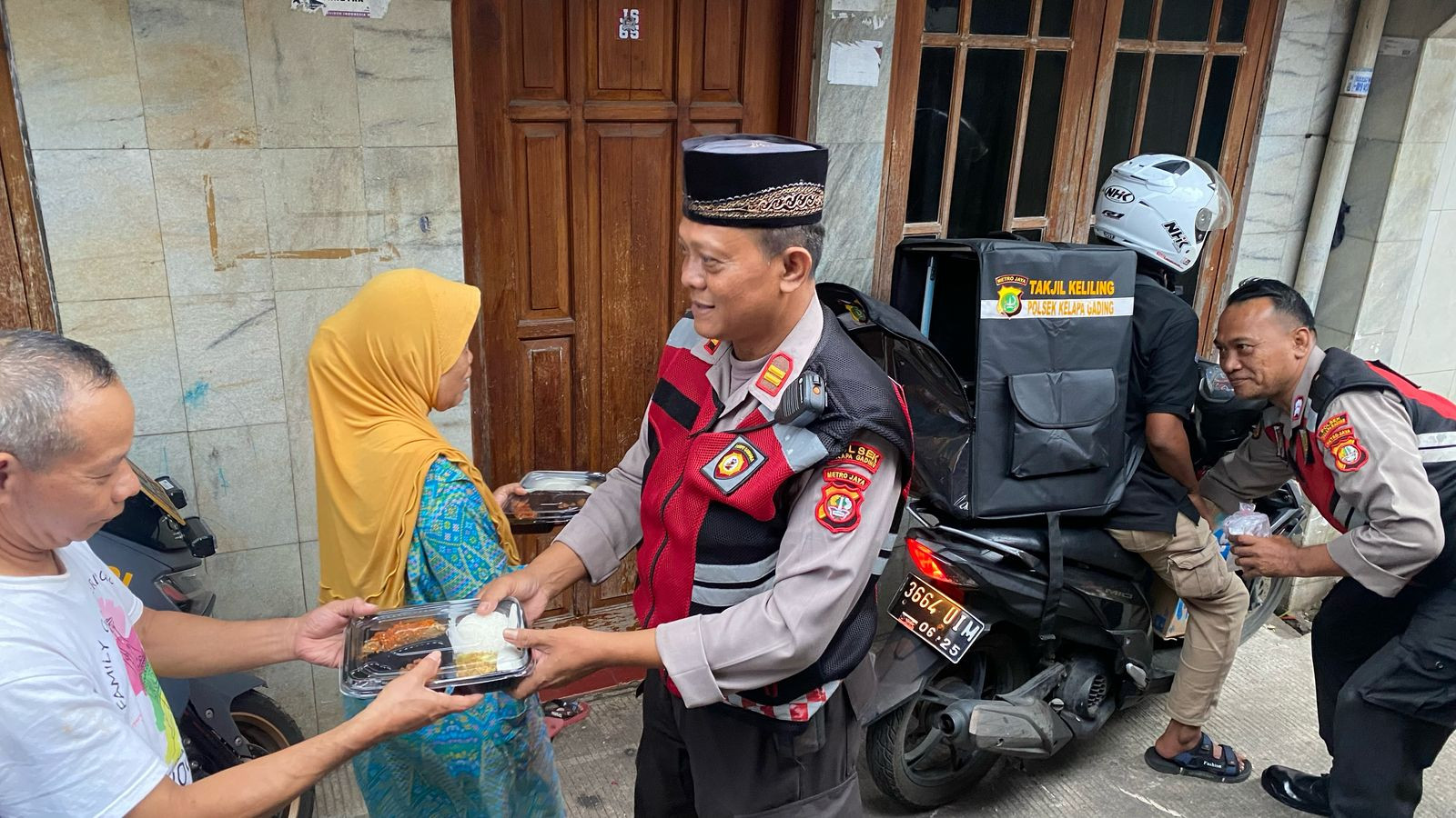 Polsek Kelapa Gading Gelar Pembagian Takjil Keliling untuk Warga RW.013 Kelurahan Pegangsaan Dua