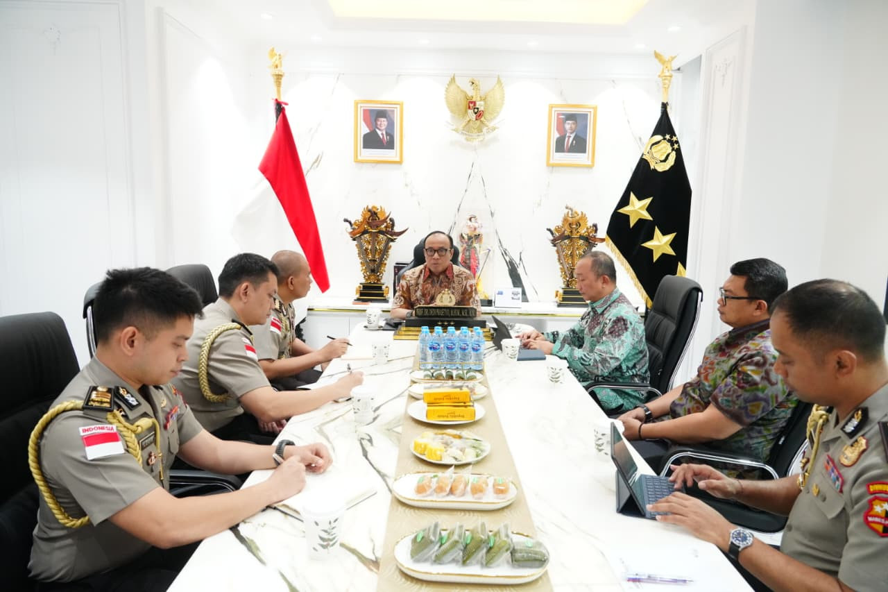 Lewat Buku, Wakapolri Titipkan Pesan Penting Pemberantasan TPPA–PPO kepada 5 Calon Atase dan Staf Teknis Polri