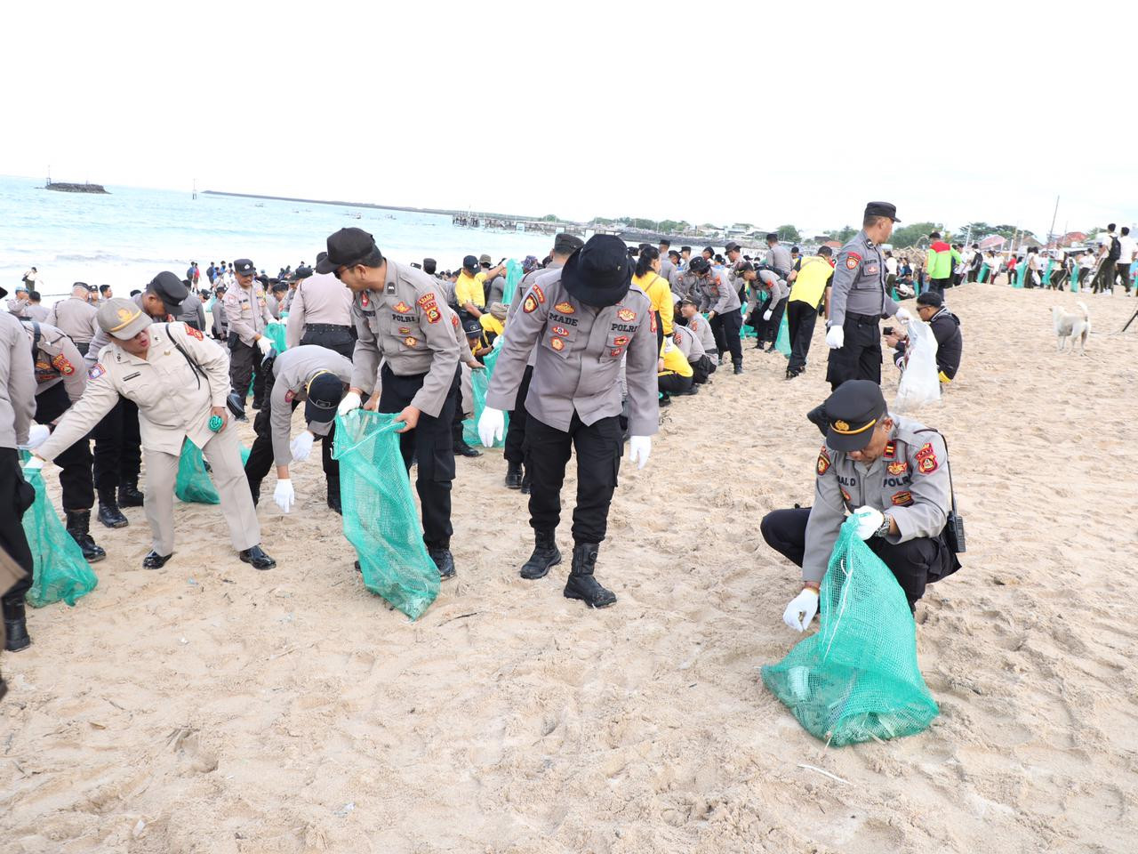 Kapolda Bali dan 5.000 Relawan Satukan Langkah Bersihkan Pantai Kedonganan