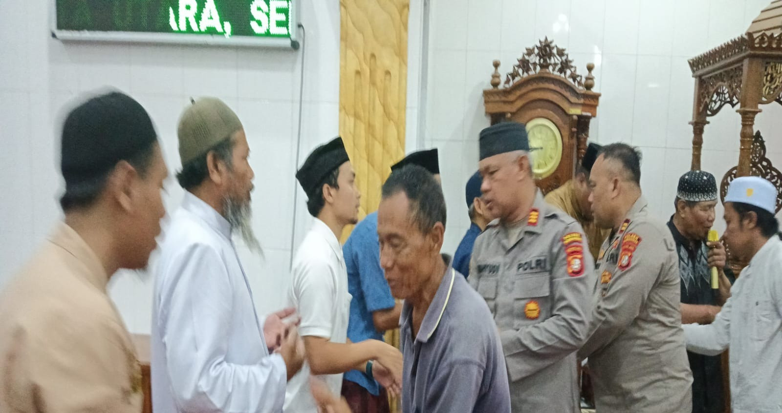 Kebersamaan dalam Ibadah, Wakapolsek Pademangan Tarawih Keliling dan Sampaikan Pesan Kamtibmas