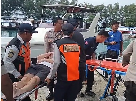 Bhabinkamtibmas Pulau Pari Bantu Evakuasi Turis Asing yang Cedera Akibat Gelombang Tinggi