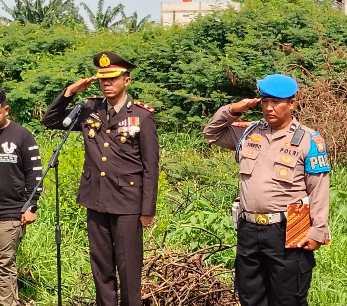 Kapolsek Kelapa Gading Gelar Upacara Kedinasan Pemakaman Aiptu Suwarto dengan Penuh Khidmat