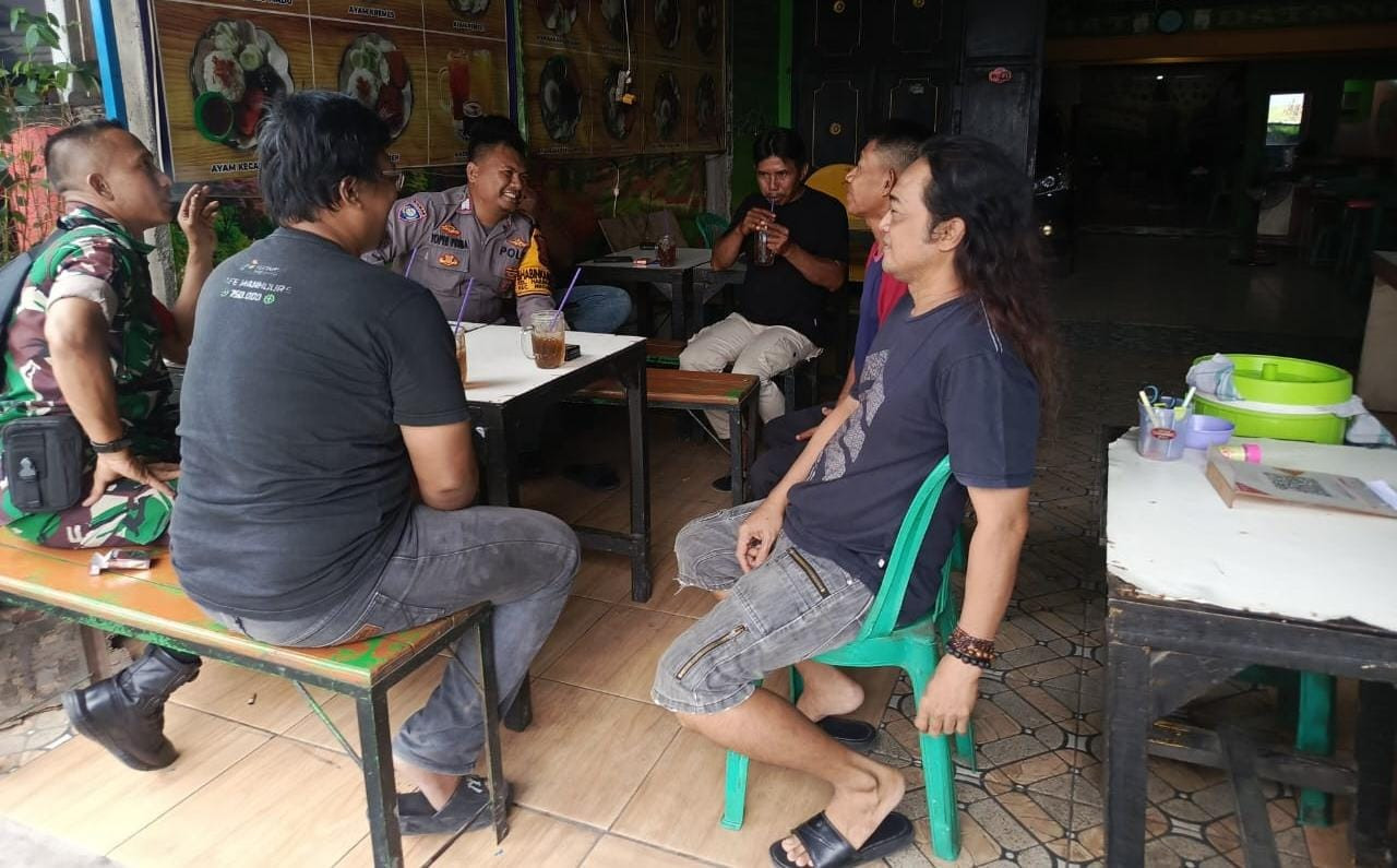 Sinergi TNI-Polri, Bhabinkamtibmas dan Babinsa Gelar Kongkow Bersama Warga di Harapan Mulya