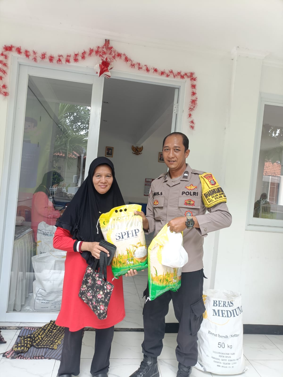 Polsek Kelapa Gading dan Bulog Gelar Gerakan Pangan Murah, Dukung Program " Jaga Lingkungan "