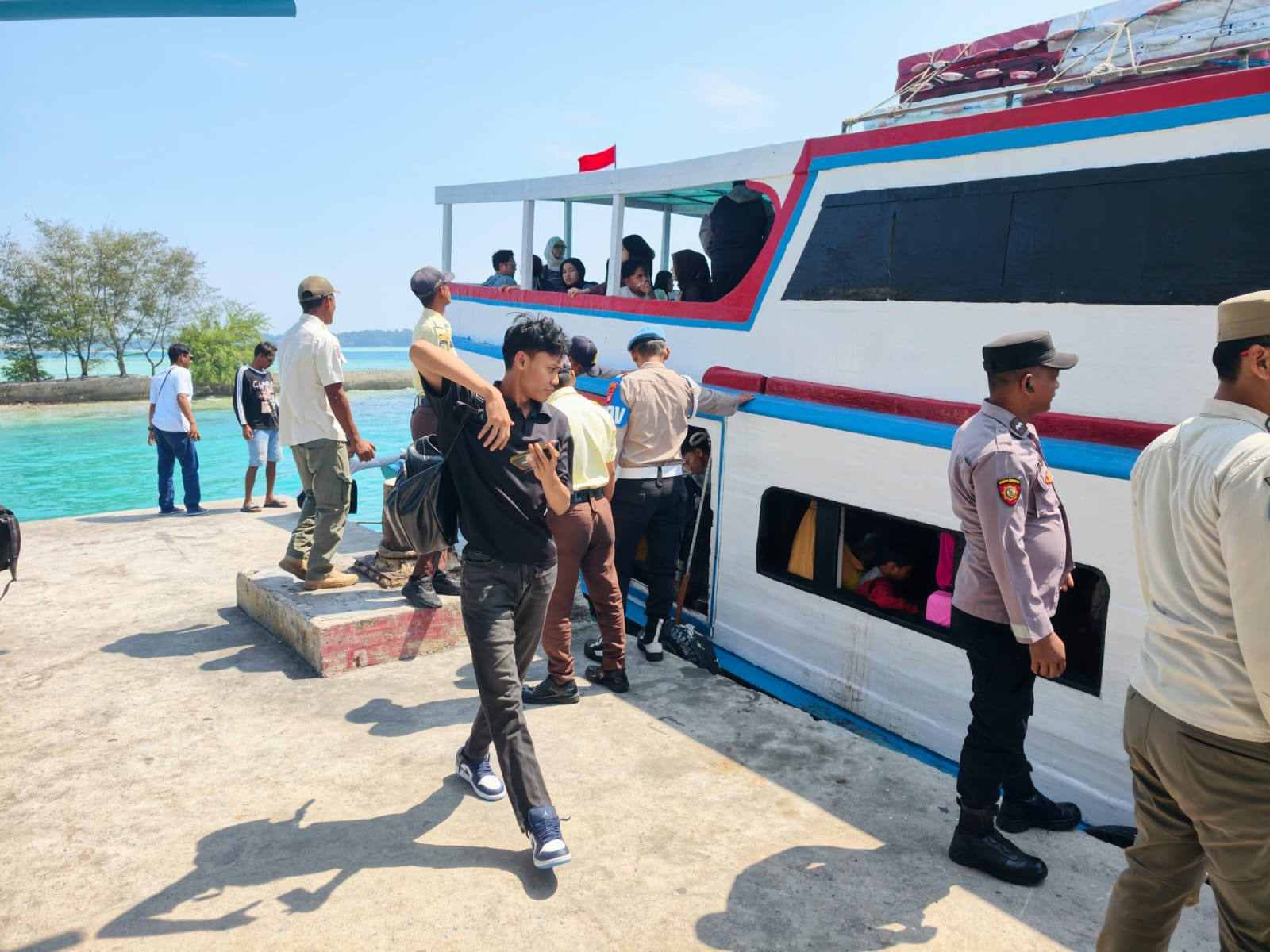 Jakarta On The Spot, Polisi Humanis Bantu Penumpang di Dermaga dan Sosialisasikan Layanan Polisi 110