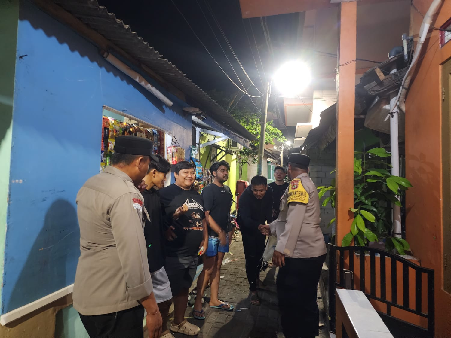 Polisi Baik Humanis, Polsek Kepulauan Seribu Utara Gelar Patroli Malam Dialogis Cegah Premanisme