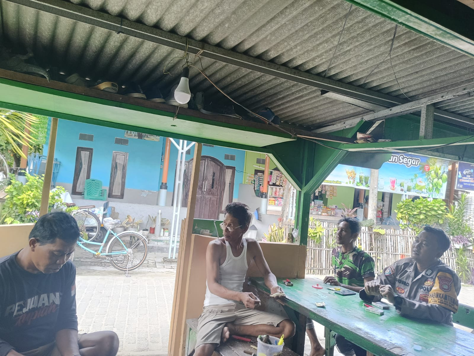 Bhabinkamtibmas Pulau Pari Ajak Warga Jaga Kamtibmas Demi Lingkungan Wisata Aman dan Nyaman