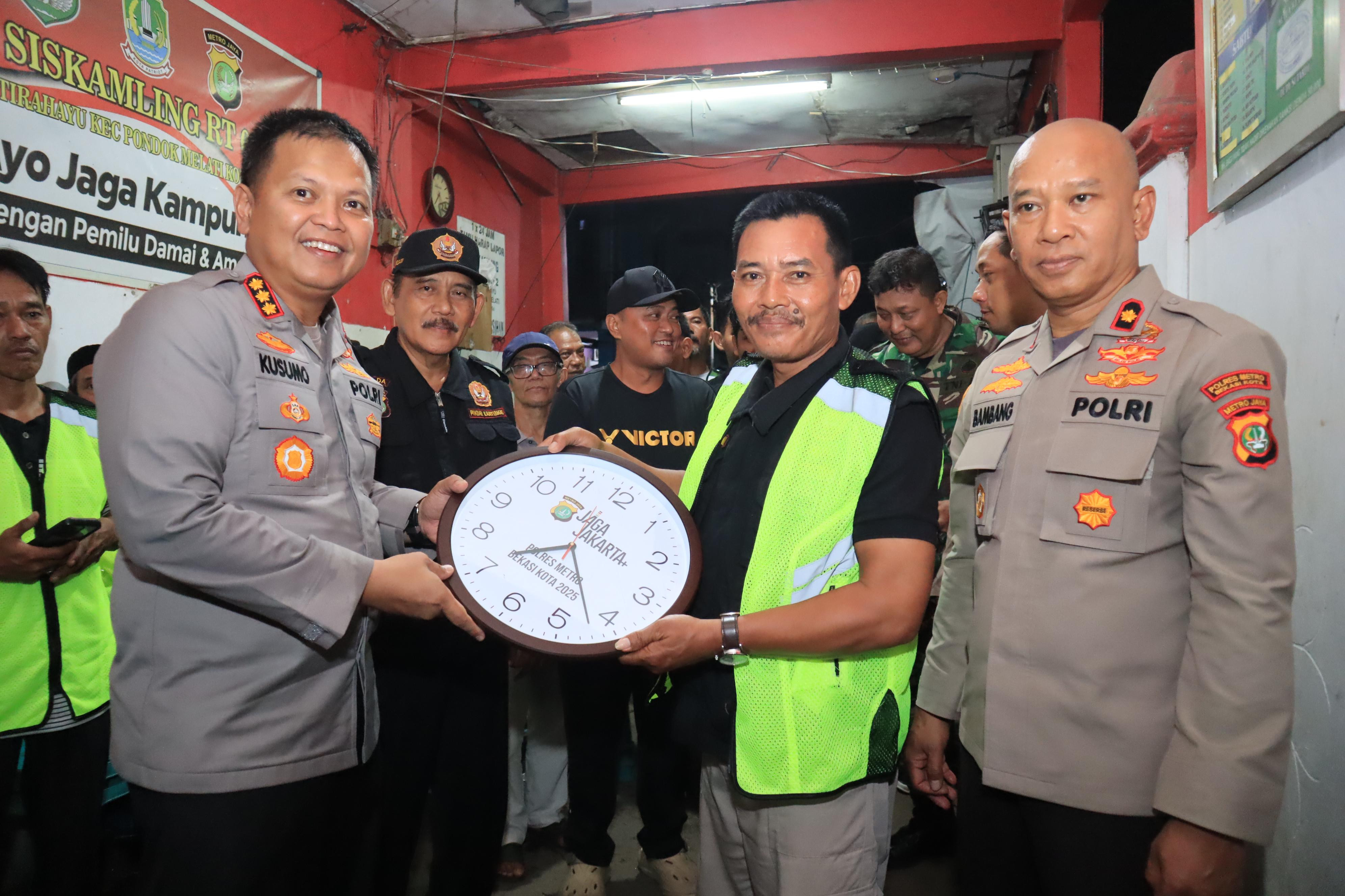 Kapolres Metro Bekasi Kota "Ngopi Kamtibmas," Ajak Warga Jati Rahayu Hidupkan Satkamling