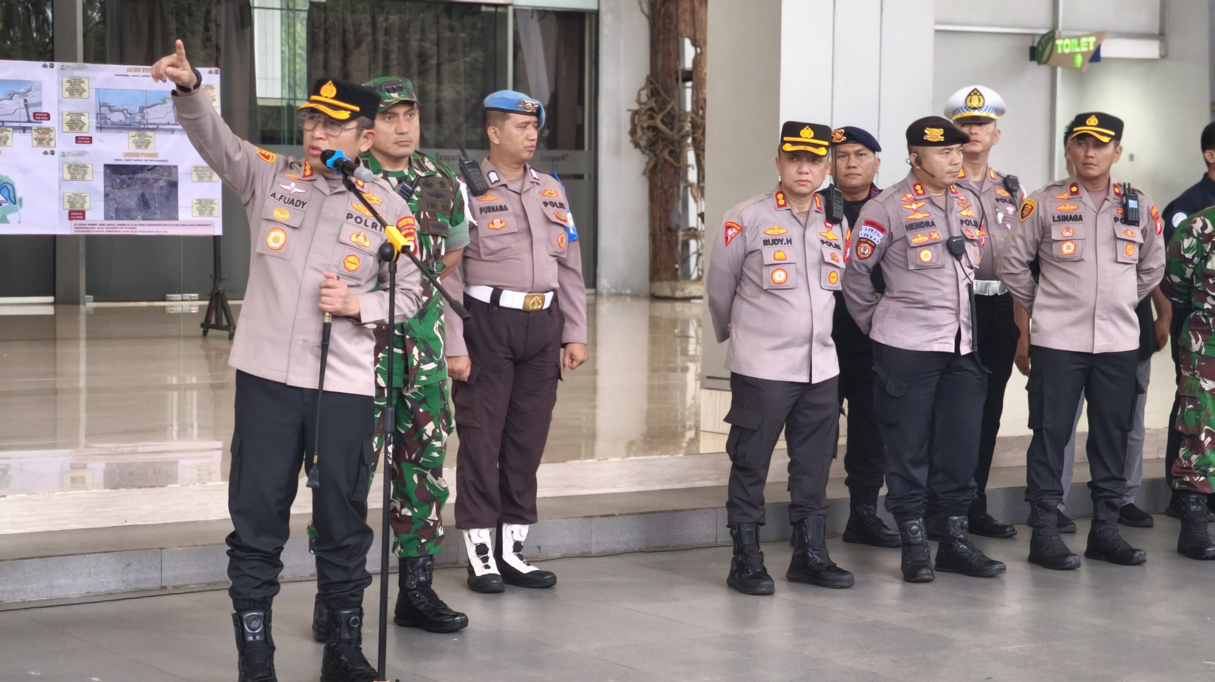 Ribuan Petugas Amankan Jakarta E-Prix 2025 di Ancol, Cuaca Hujan Tak Surutkan Semangat