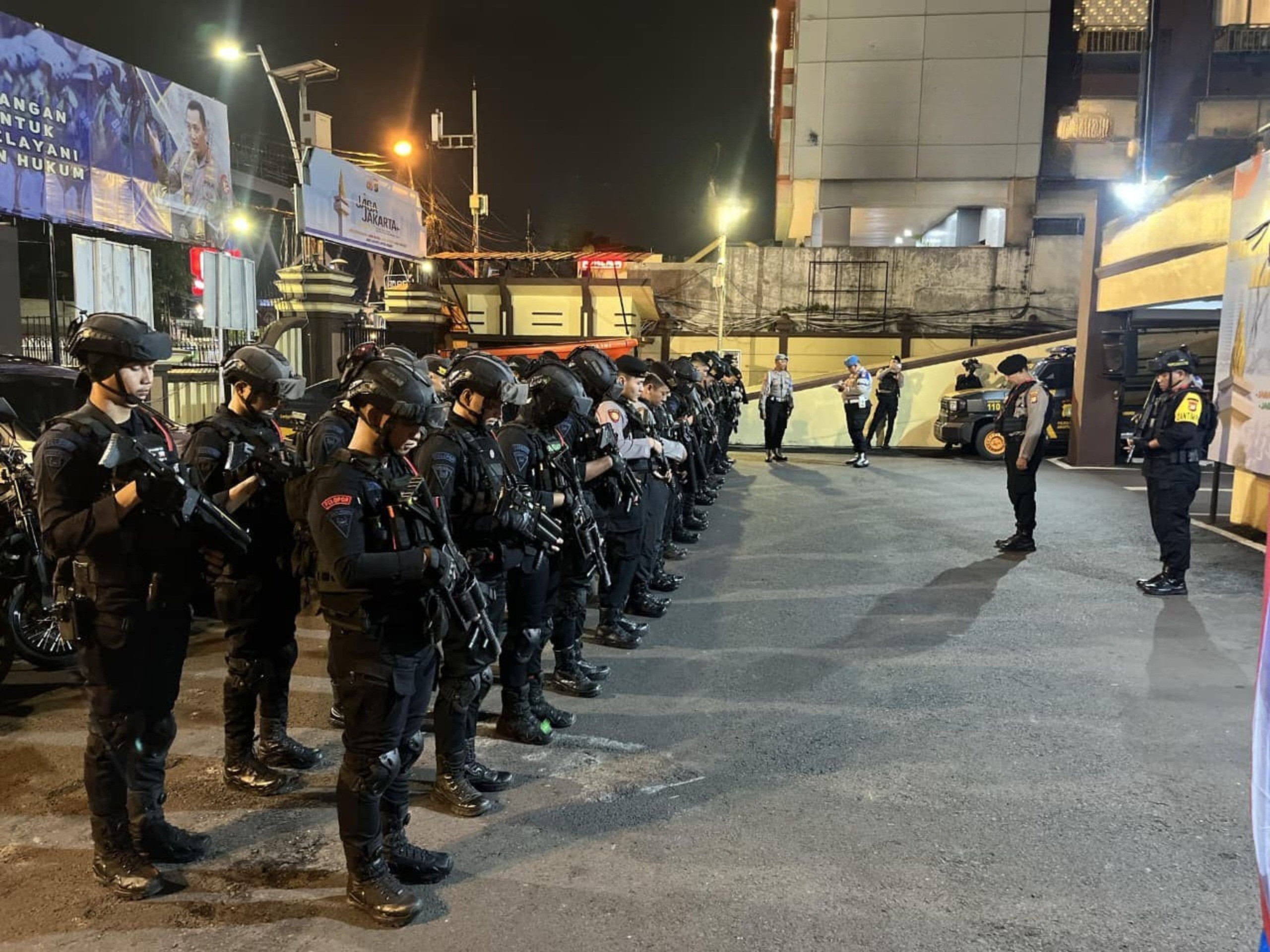 Patroli Malam Brimob Cegah Tawuran dan Kejahatan Jalanan di Jakarta Timur