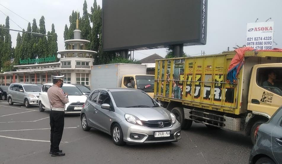 Unit Lantas melakukan pengaturan Arus Lalu Lintas Medan Satria Kota Bekasi