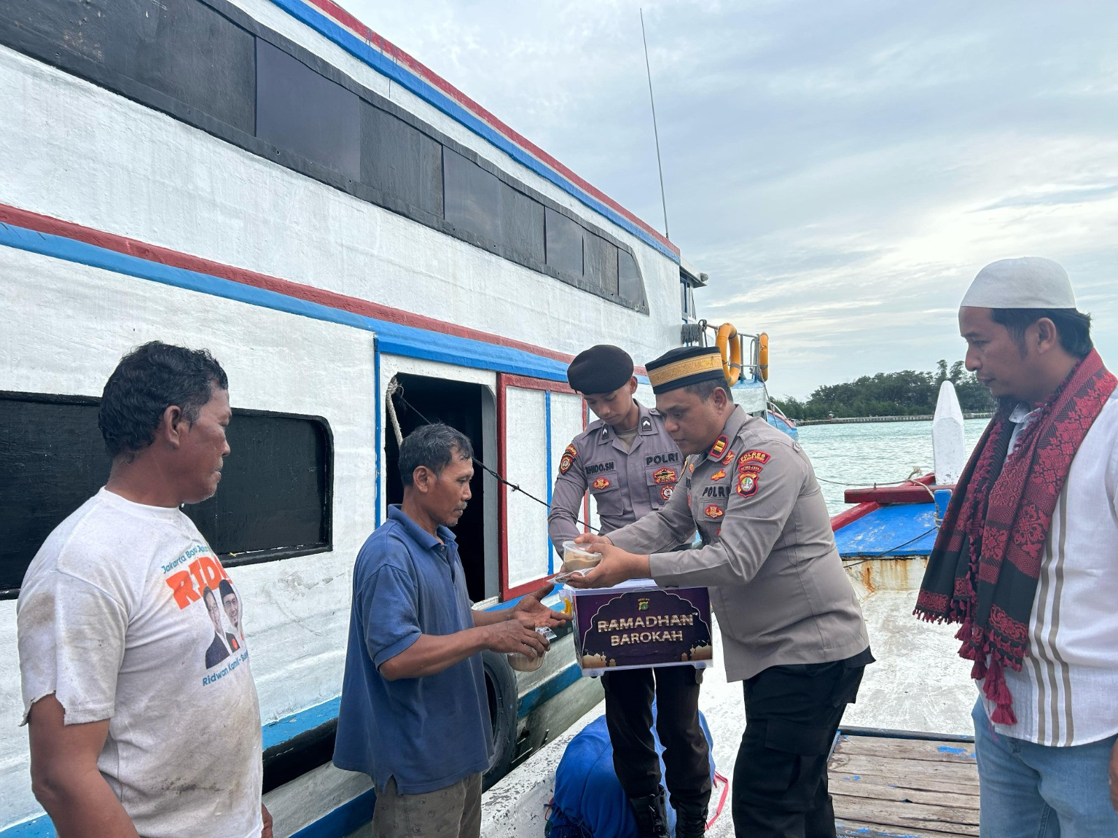 Polsek Kepulauan Seribu Utara Bagikan Takjil kepada Nelayan di Pulau Kelapa, Sampaikan Himbauan Kamtibmas