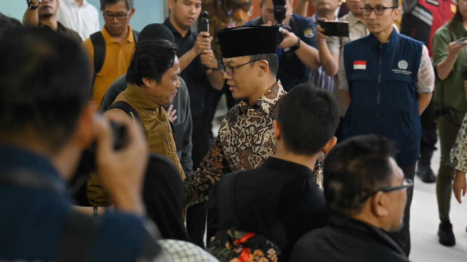 Menlu Sugiono Jemput Langsung WNI yang Dipulangkan dari Iran di Bandara Soetta
