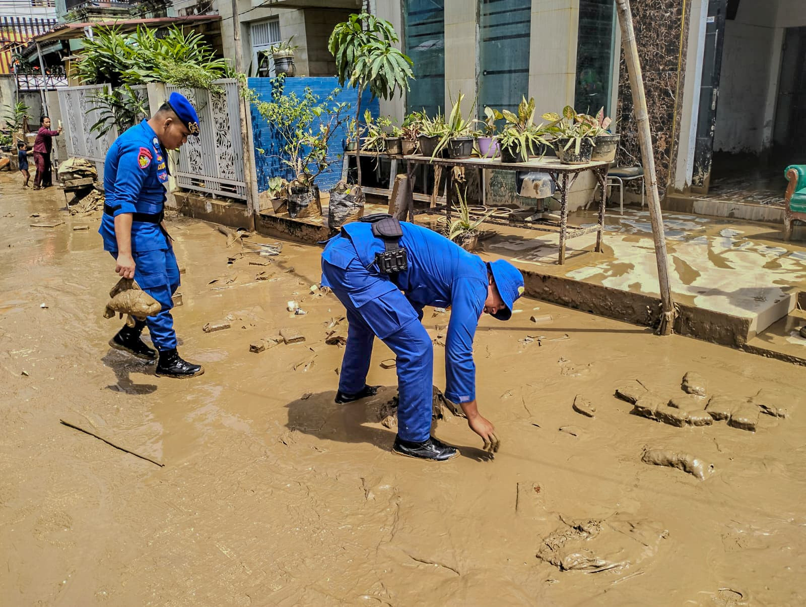 Pasca Banjir, Ditpolairud Polda Metro Jaya Bantu Warga Bersihkan Permukiman Di Jaktim