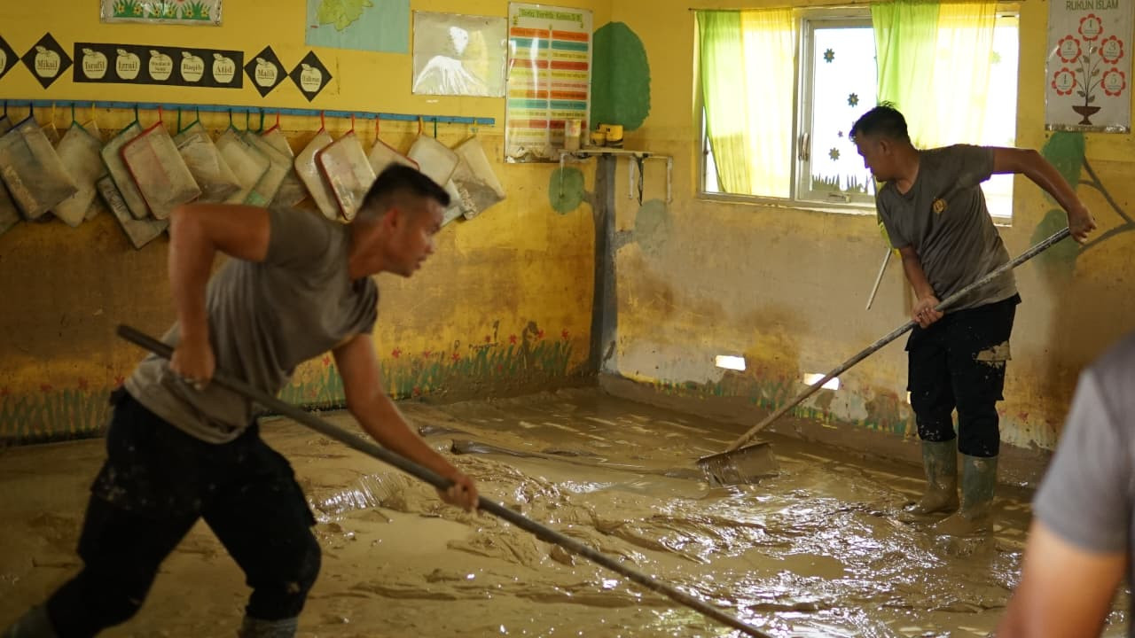 Bhakti Pendidikan Polri, Polres Langsa Bersihkan Sekolah Pascabanjir di Aceh Tamiang
