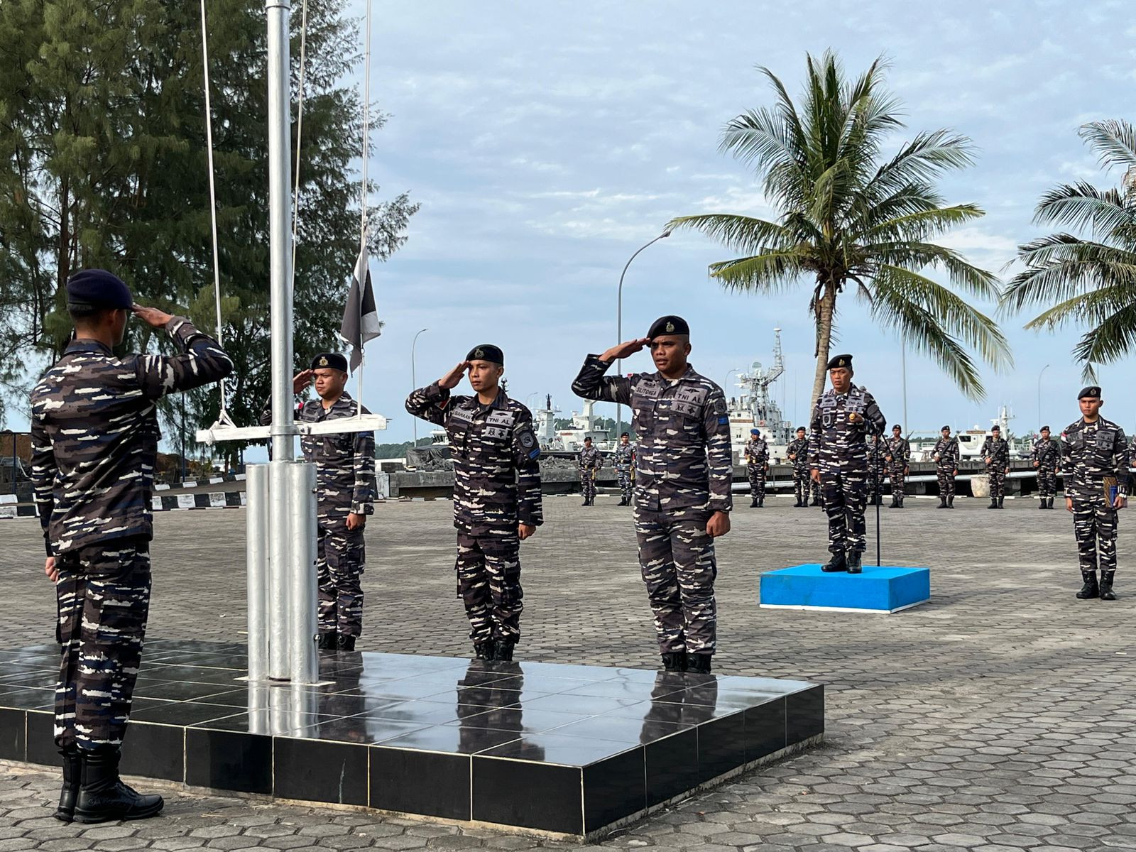 Danlanal Bintan Pimpin Upacara Bendera 17-an Bersama Jajaran TNI Angkatan Laut di Tanjung Uban