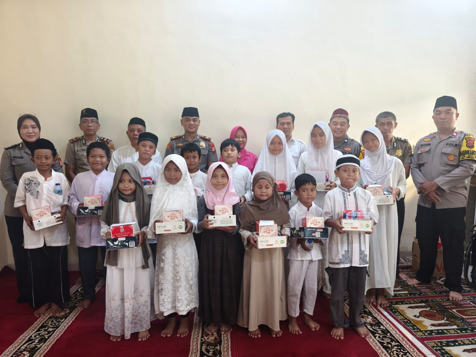 Polisi Bersama Masyarakat, Kapolsek Bekasi Barat Gelar Pengajian dan Santuni Anak Yatim