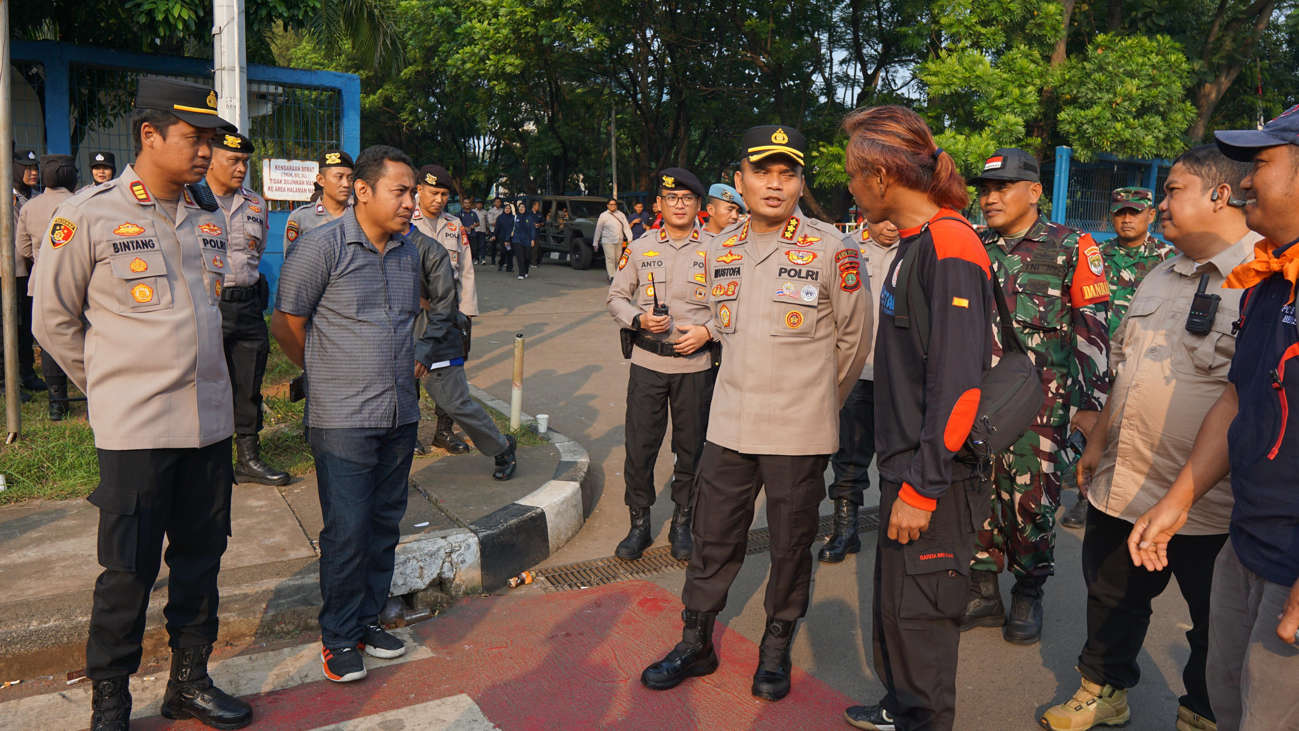 Kapolres Metro Bekasi Kawal Keberangkatan Massa Buruh Menuju Monas, Pastikan Keselamatan Sesuai Arahan Presiden RI