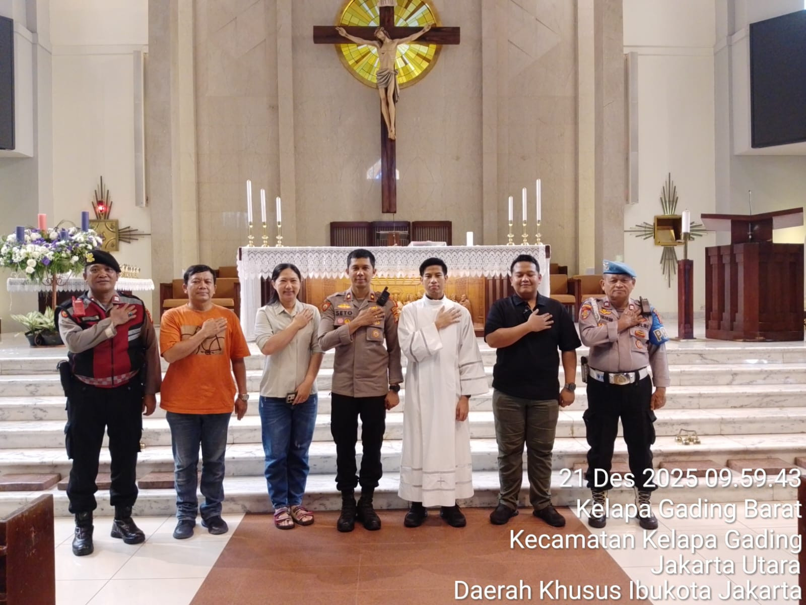 Pastikan Ibadah Natal Aman, Kapolsek Kelapa Gading Lakukan Sterilisasi Sejumlah Gereja