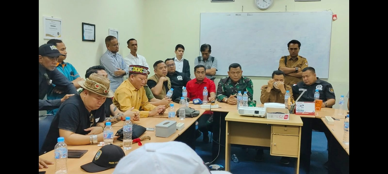 Satgas Karhutla TNI Mediasi Masyarakat dan Korporasi di Melawi