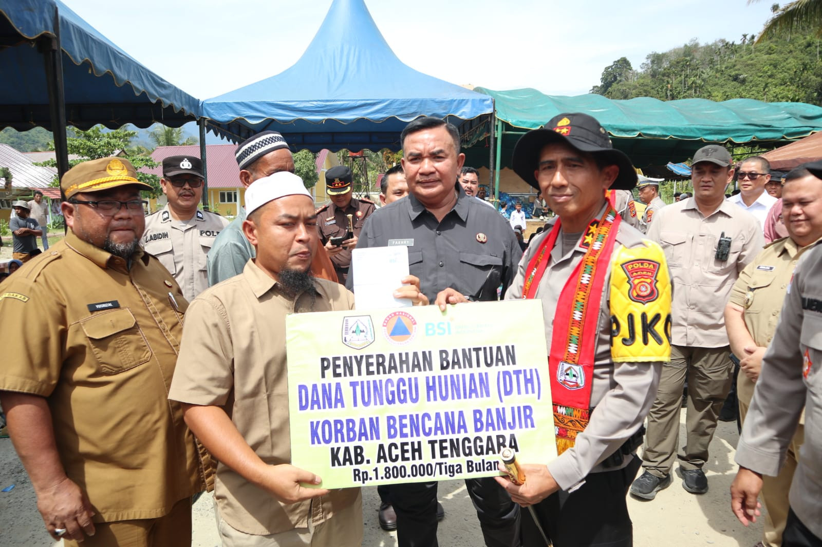Kapolda Aceh Serahkan 300 Kasur dan Dana Tunggu Hunian untuk Korban Bencana di Ketambe
