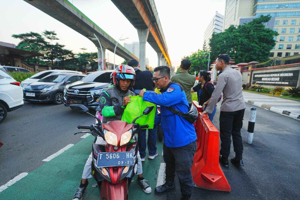 Buruh KSPSI dan Polri Adakan Bakti Sosial, Ratusan Paket Sembako Dibagikan kepada Warga