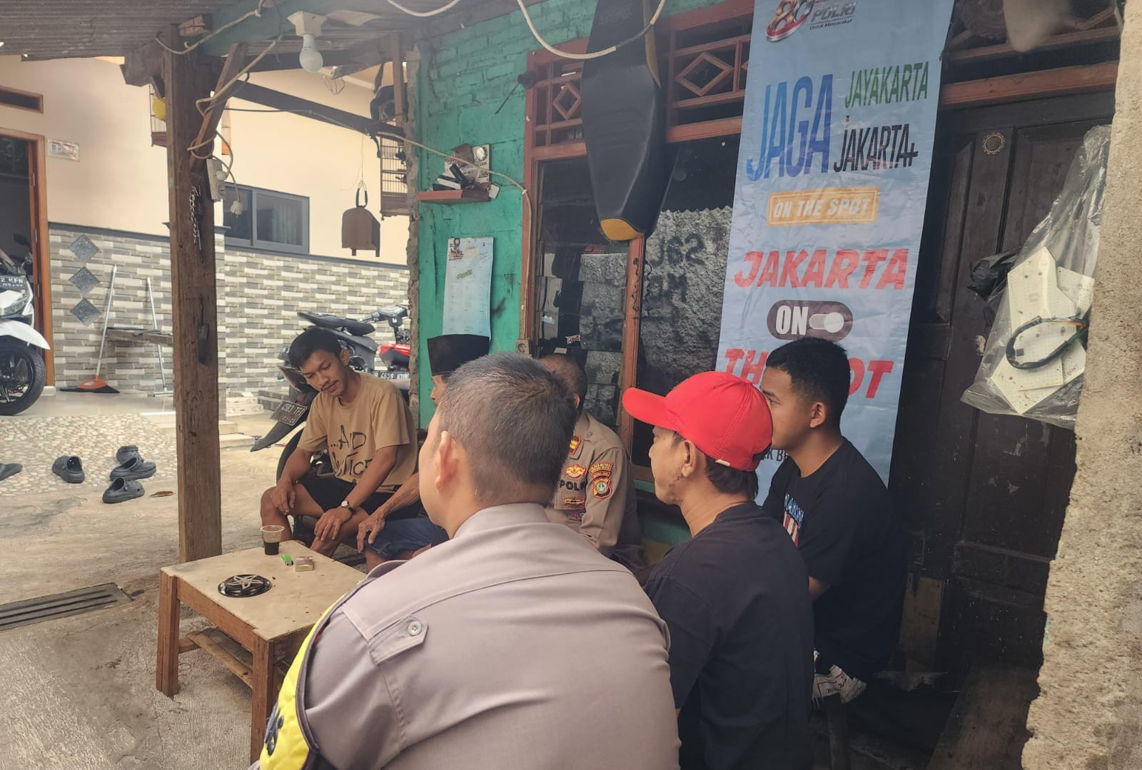 Jaga Jakarta On The Spot, Kanit Binmas Polsek Bekasi Barat Sambangi Warga Pengasinan Bintara, Sampaikan Pesan Kamtibmas