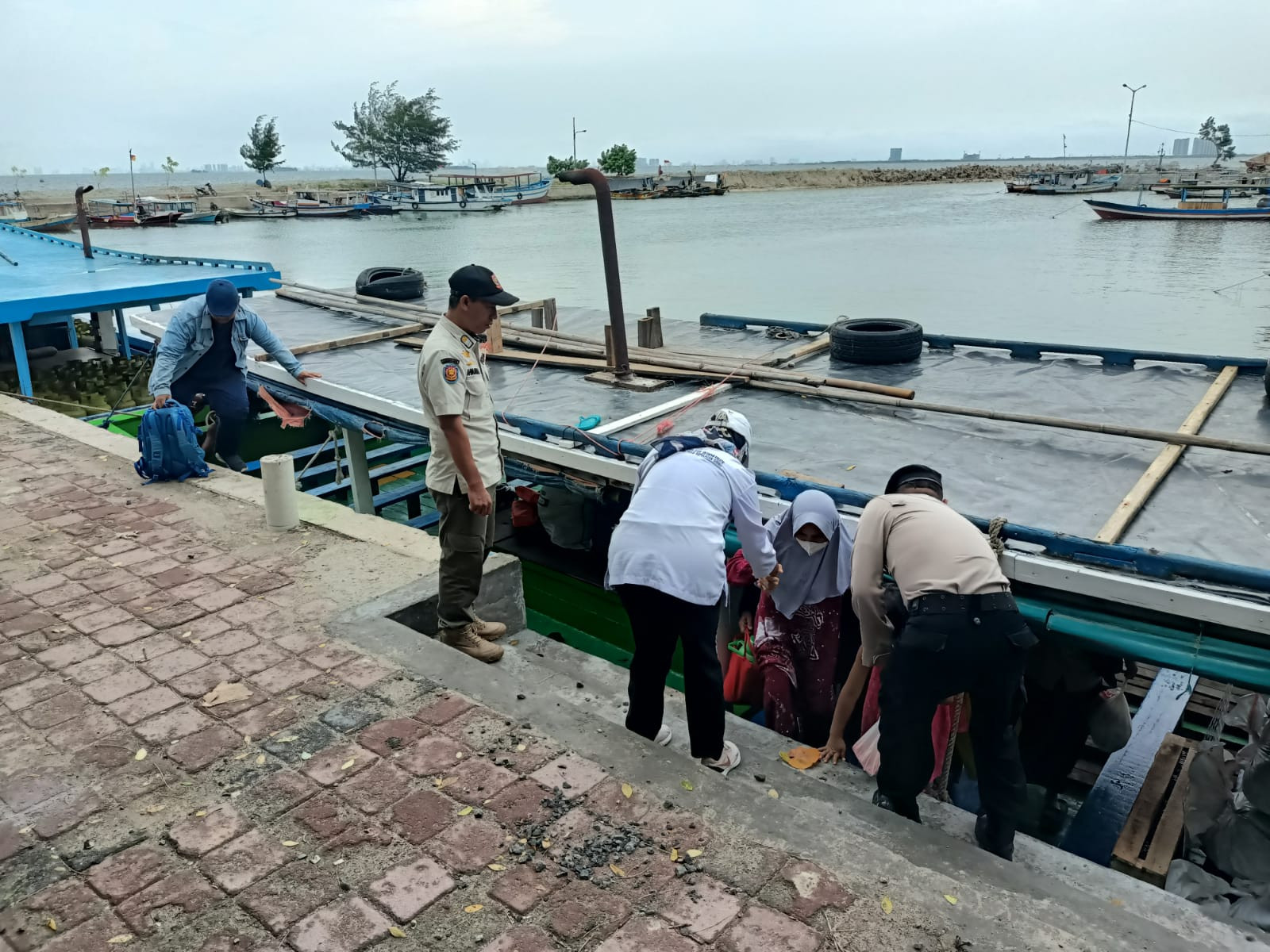 Polisi Baik Bantu Penumpang Turun dari Kapal, Pastikan Keamanan di Dermaga Pulau Untung Jawa