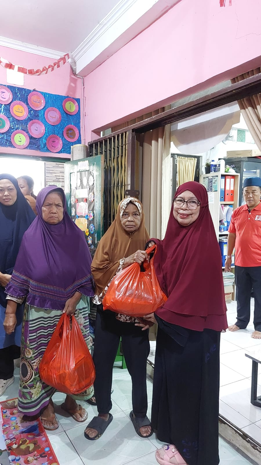 Semangat Berbagi di Cilincing: Yayasan ASYAH Salurkan Ratusan Paket Sembako