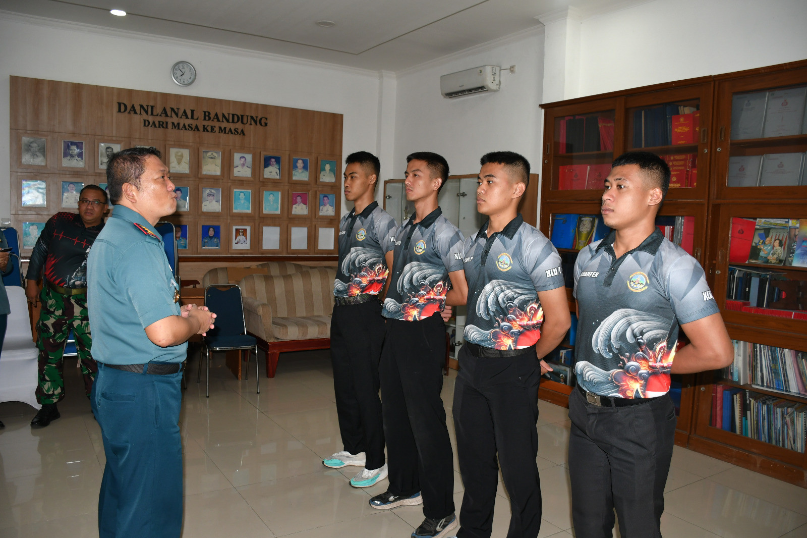 Komandan Lanal Bandung Lepas Pemberangkatan Casis Cata Gelombang I Subpanda TNI AL Bandung Tahun 2025