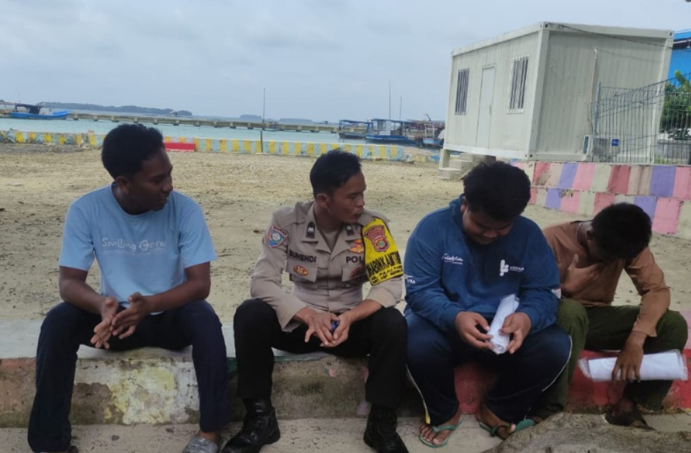 Bhabinkamtibmas Pulau Panggang Aipda Suhendi Sambangi Warga, Ajak Wujudkan Kamtibmas Aman dan Tolak Judi Online