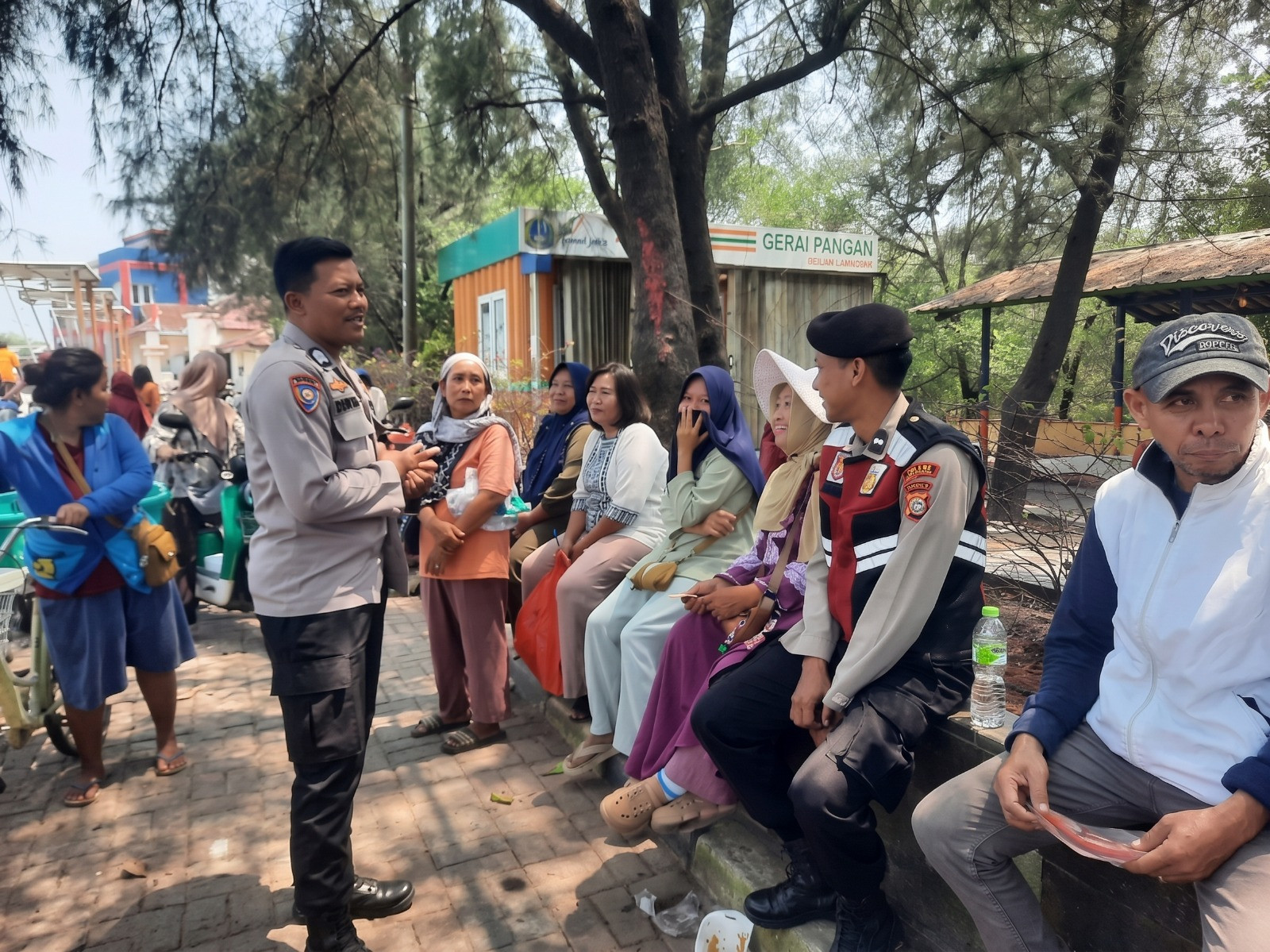 Layanan Polisi 110 Disosialisasikan di Pulau Lancang, Bhabinkamtibmas Imbau Warga Waspada Kebakaran Lahan dan Ombak Tinggi