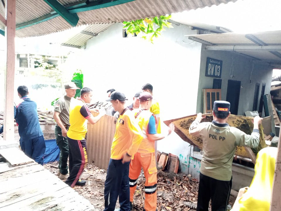 Bhabinkamtibmas Pulau Tidung Bersama ASN dan Warga Gelar Kerja Bakti di Pulau Tidung