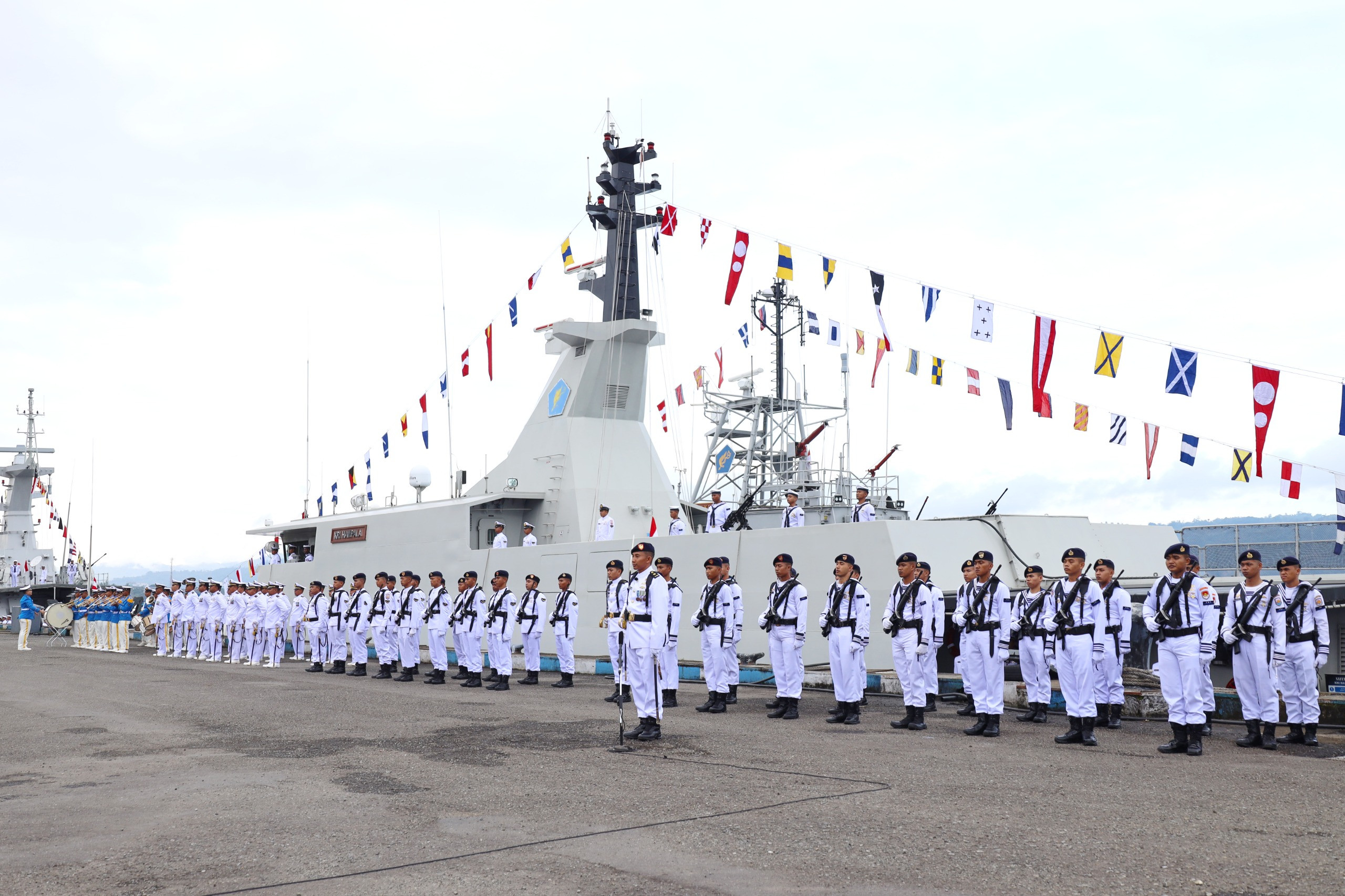 Peringati Hari Jadi Ke-80 TNI AL, Kodaeral IX Laksanakan Ziarah Tabur Bunga, Upacara Parade, dan Tasyakuran