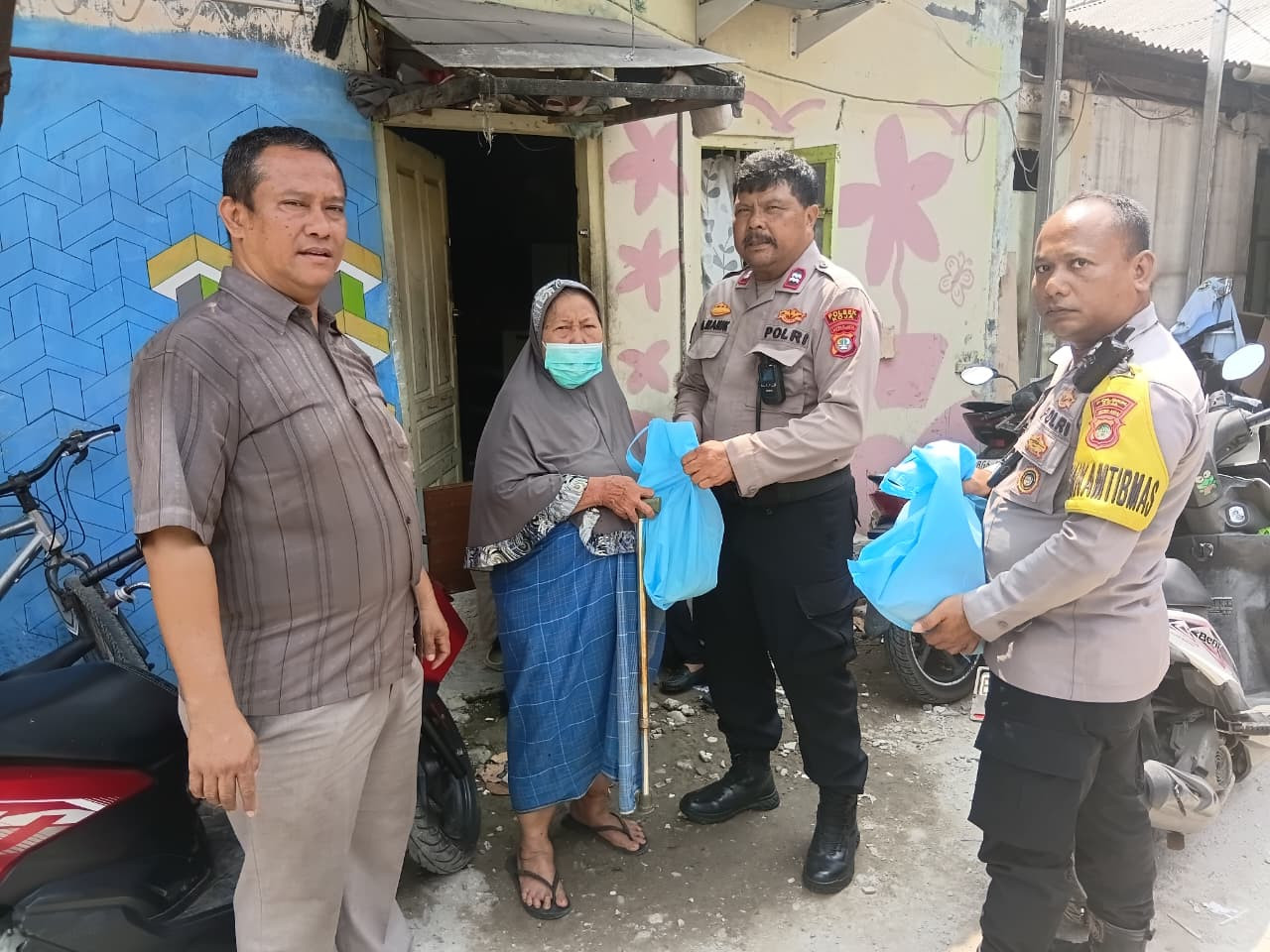 Kapolda Metro Jaya Salurkan Bantuan Sosial untuk Warga Kampung Beting, Polisi Perkuat Kepedulian dan Pesan Kamtibmas