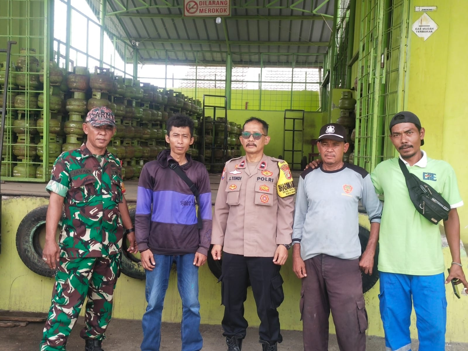 Sinergitas TNI-Polri Amankan Pendistribusian Gas LPG 3KG di Kabupaten Bekasi