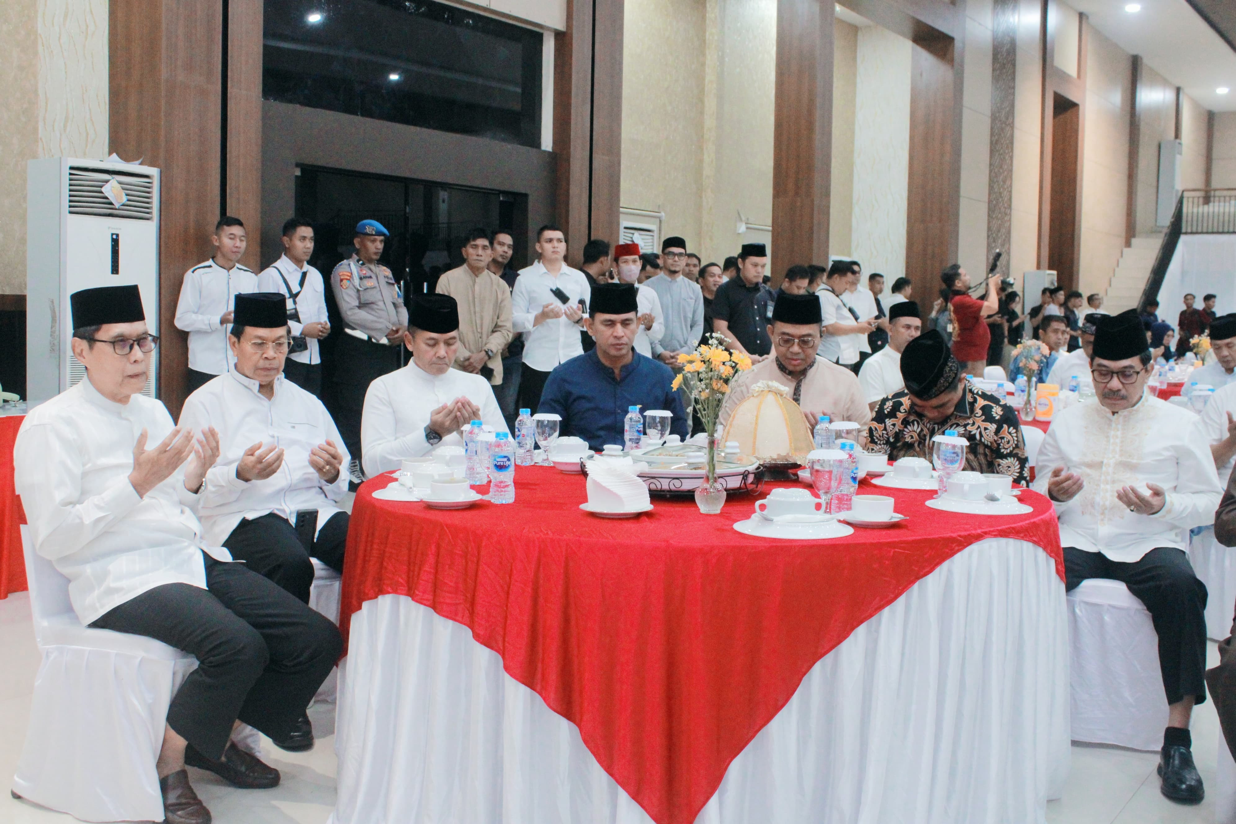 Kaskoops Udara II Hadiri Acara Buka Puasa Bersama Kapolda Sulsel Irjen Pol Rusdi Hartono dan Irjen Pol Yudhiawan