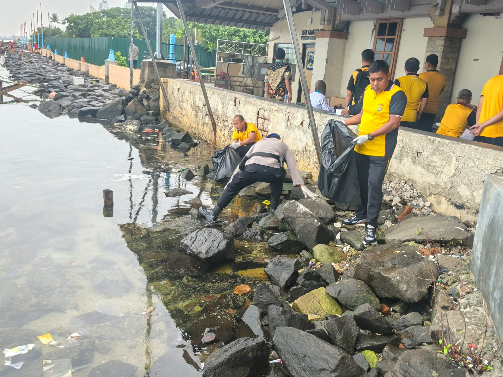 Polres Kepulauan Seribu dan Jajaran Polsek Gelar Jumat Bersih Serentak, Perkuat Sinergi dan Kepedulian Lingkungan