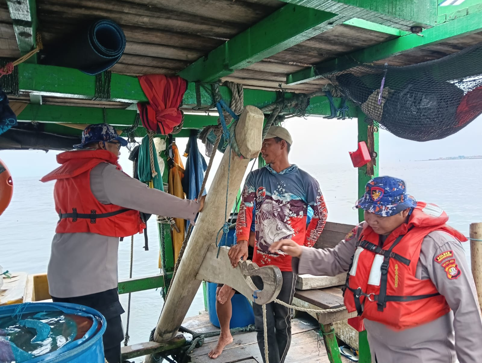 Polisi Sambangi Nelayan Saat Patroli Laut: Himbau Gunakan Life Jacket dan Siapkan APAR