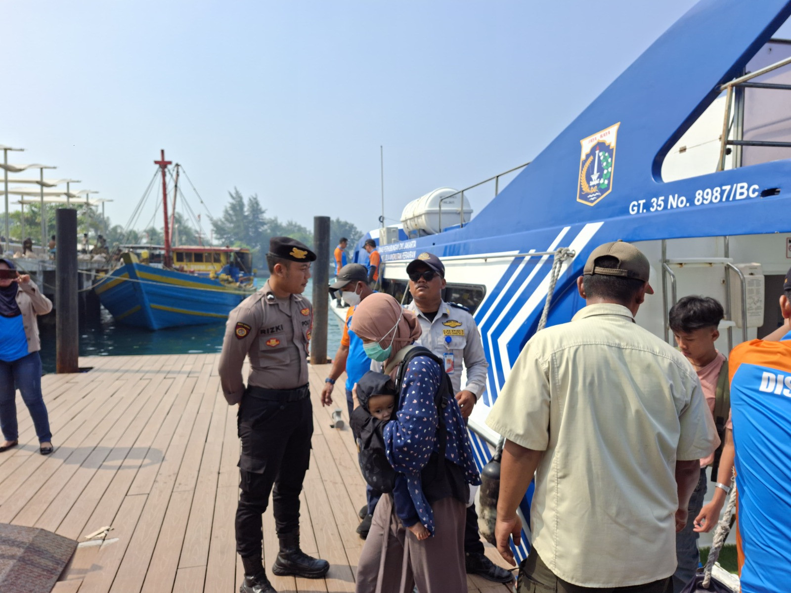 Polisi Baik Amankan Dermaga Pulau Tidung, Bantu Penumpang dan Cegah Masuknya Narkoba & Miras