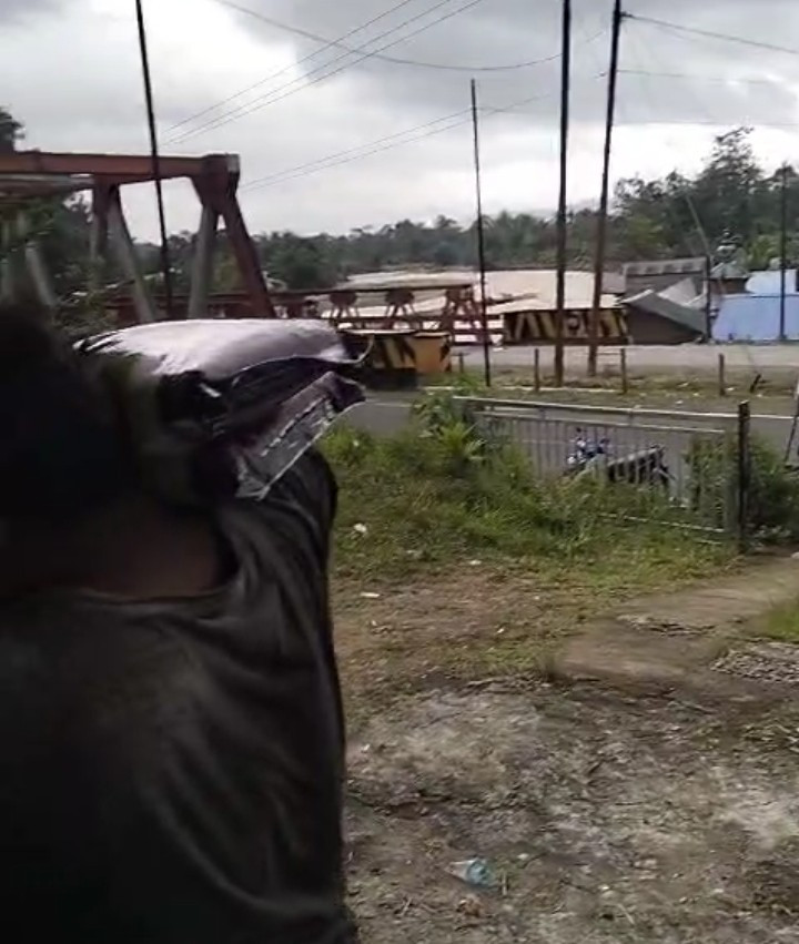 Keluarga Oppu Parulian Tambunan Berikan Bantuan kepada Korban Banjir di Desa Suka Maju, Pahae Jae