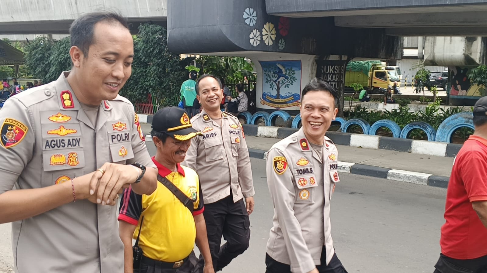 Jaga Jakarta – Jaga Lingkungan, Polsek Metro Penjaringan Gelar Patroli Jalan Kaki dan Dialogis di Wilayah Pluit dan Kertajaya