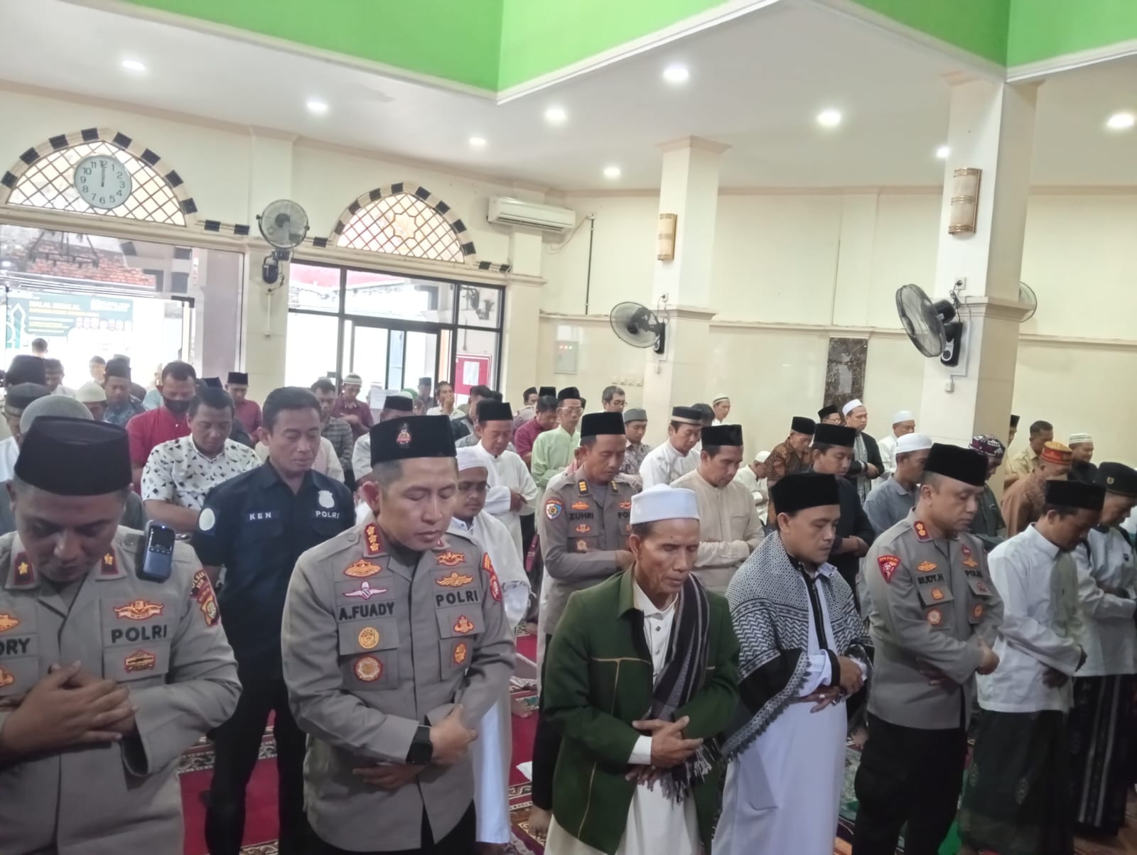 Kapolres Metro Jakarta Utara Laksanakan Sholat Jumat Keliling di Masjid Al Istiqomah Koja