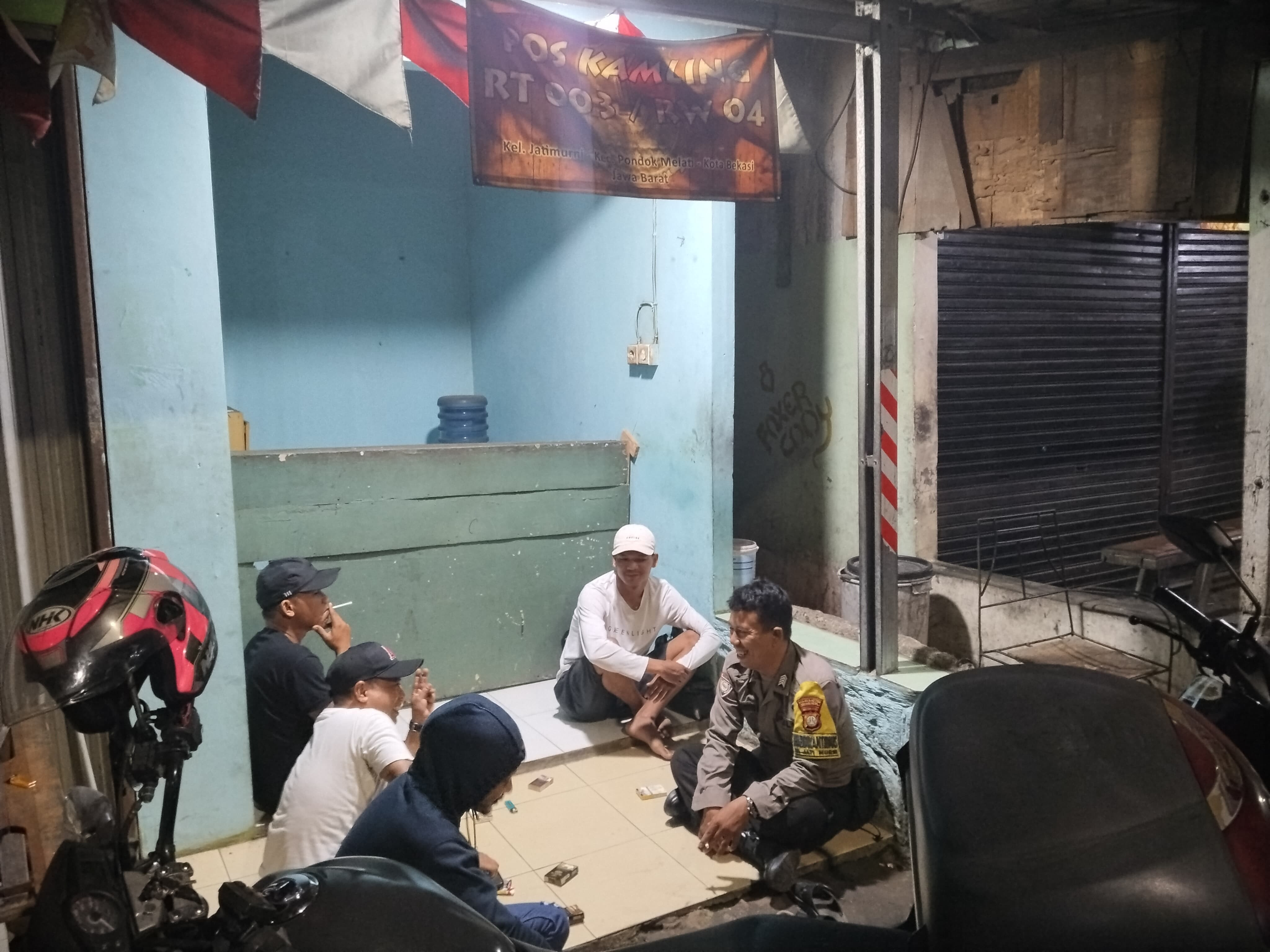 Jaga Lingkungan Dini Hari, Bhabinkamtibmas Pondok Gede Sambangi Pos Kamling Jatimurni; Peringatkan Warga Soal Judi Online dan Tawuran Remaja