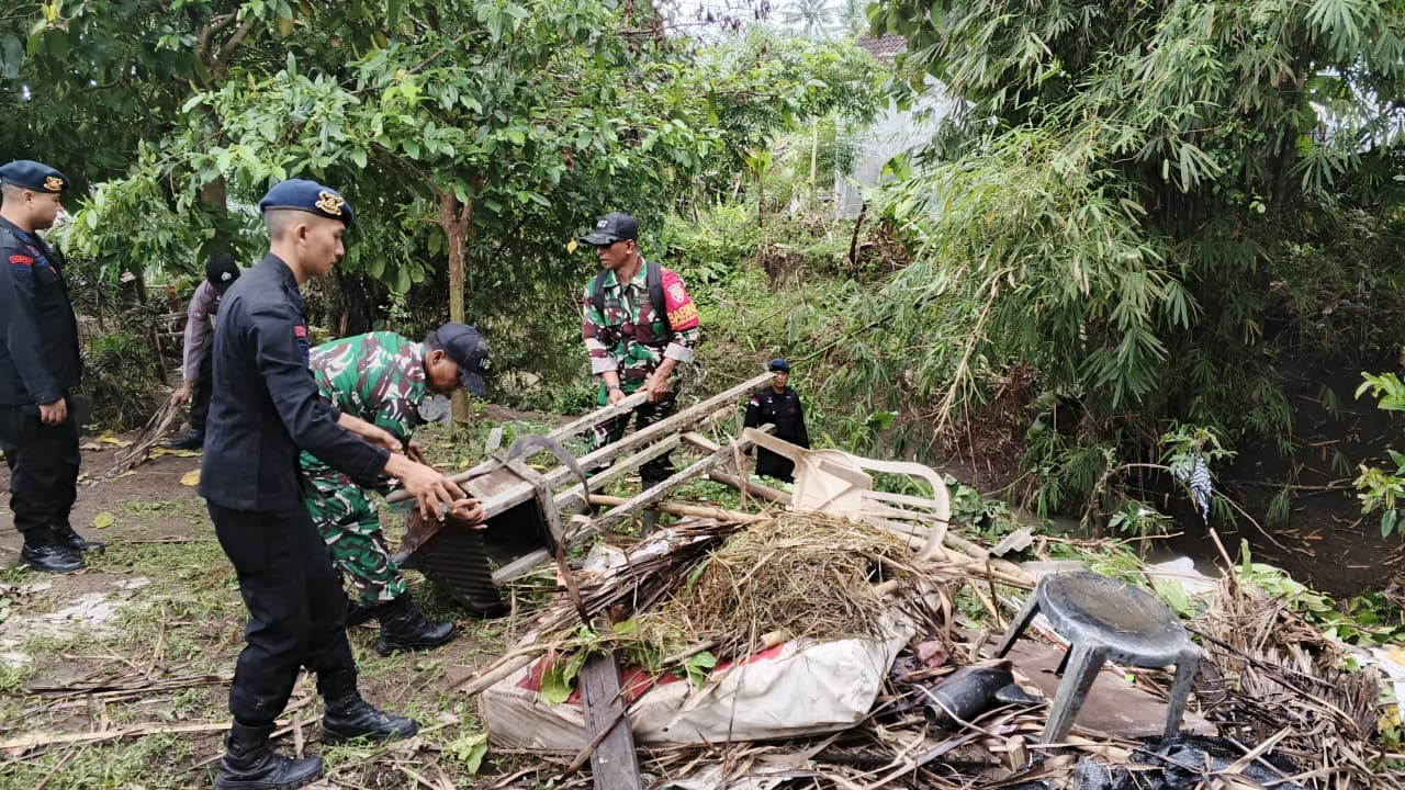 Pasca Banjir di Bali, Polisi Turun Bantu Warga Bersih-Bersih Lokasi Bencana