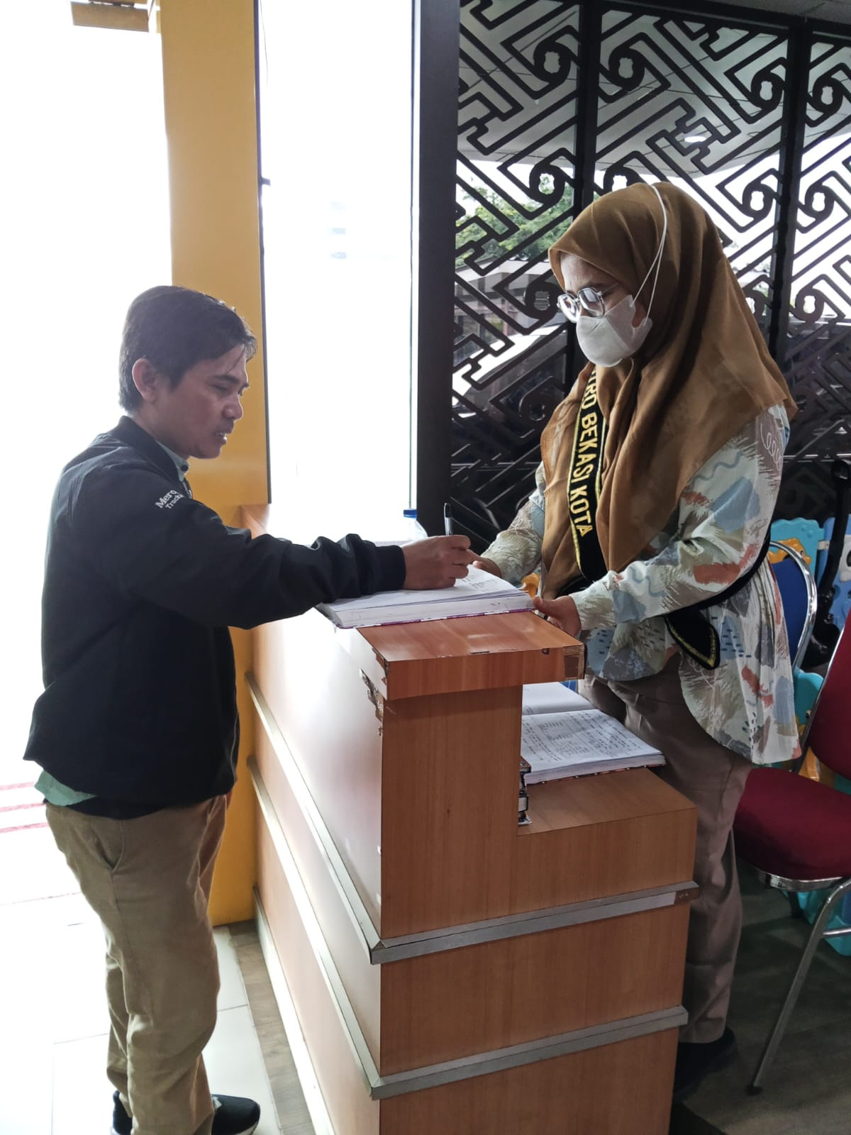 Wujudkan Pelayanan Prima, Polwan dan ASN Polres Metro Bekasi Kota Berikan Pelayanan Humanis di SPKT dan MPP