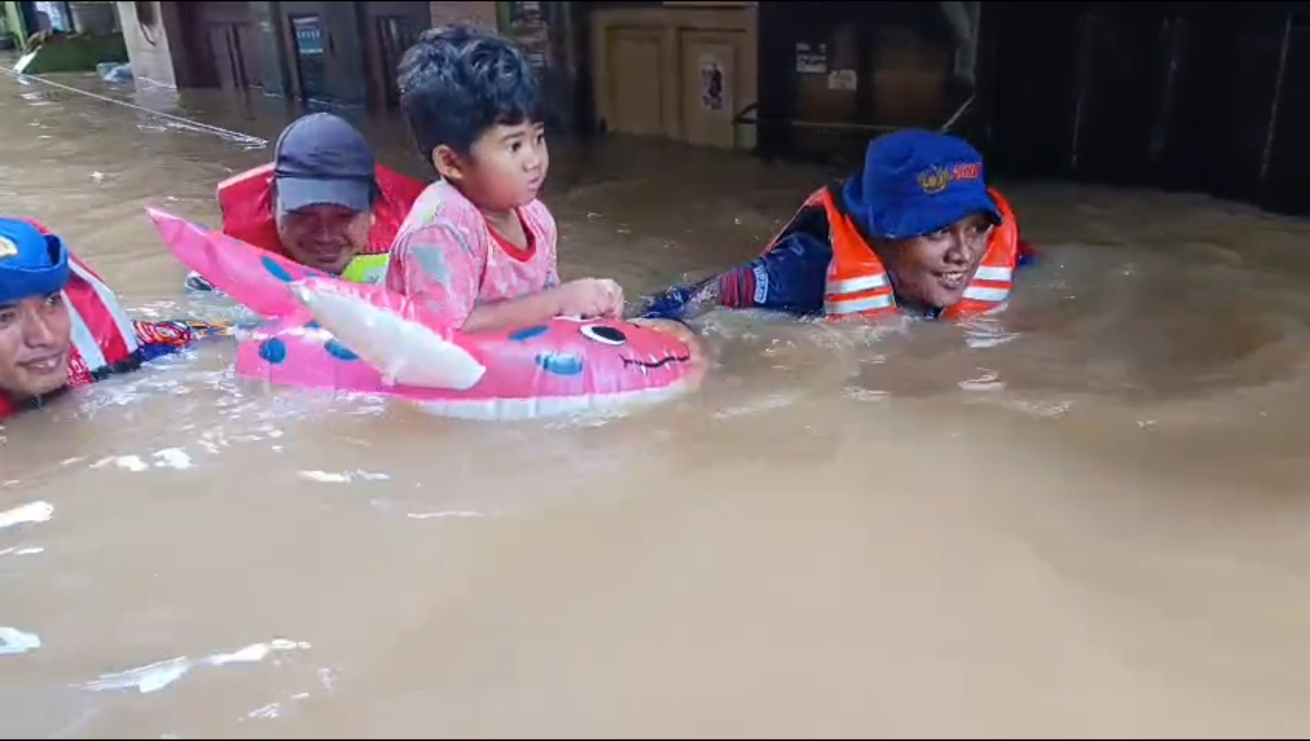 Banjir Rendam Kebon Pala, Siaga Sar Ditpolaorud Polda Metro Jaya Evakuasi Warga