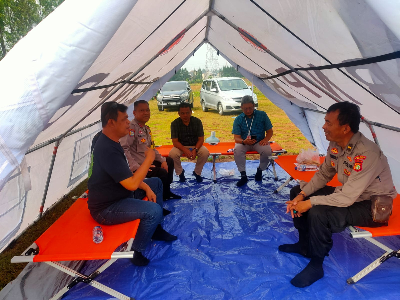 Polisi Bersama Warga Garap Lahan Ketahanan Pangan di Cikarang Pusat